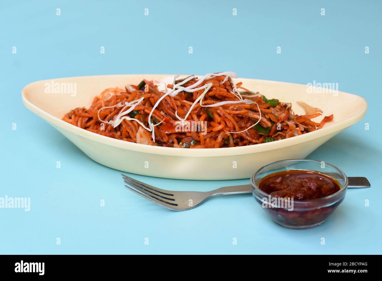 Les nouilles Schezwan ou Hakka ou les nouilles Hakka ou la méine de chow sont une nourriture populaire indochine servie dans un bol. Cuisine chinoise indienne Banque D'Images