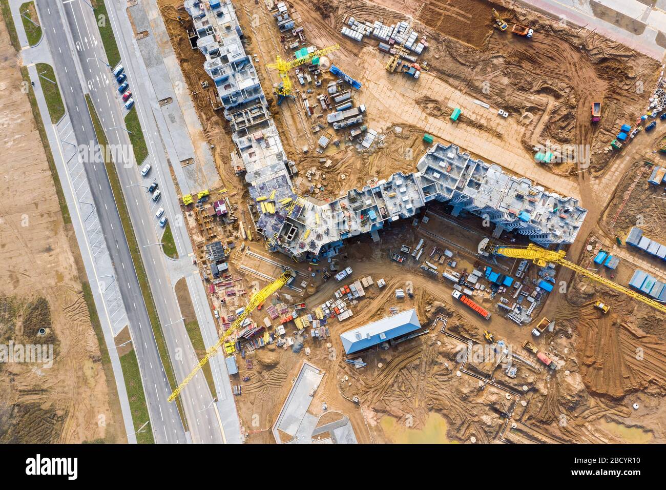 site de construction en béton, avec grues de tour jaunes en service. vue sur les oiseaux Banque D'Images