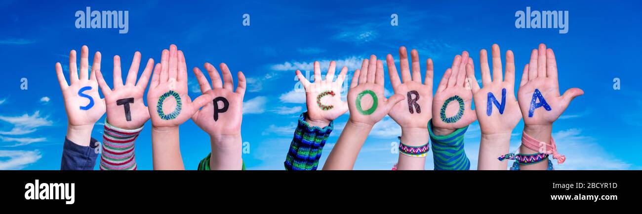 Bâtiment des mains pour enfants Word Stop Corona, Blue Sky Banque D'Images