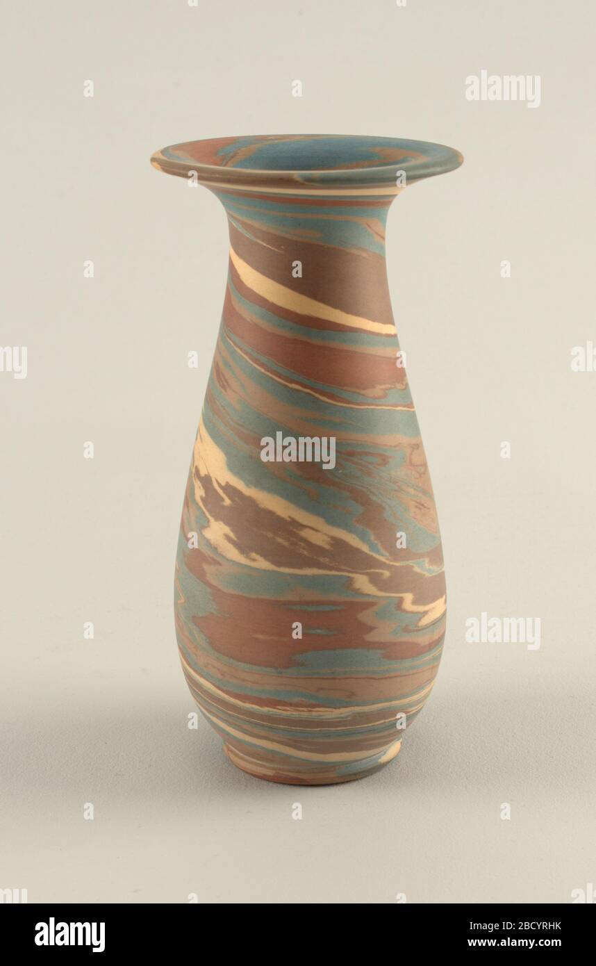 Vase. Recherche en ProgressVase avec profil incurvé en forme de poire et large lèvre torsante. Corps de grès marbré, beige, bleu et blanc et avec coin pour créer un effet marbré global. Sans vitrage. Vase Banque D'Images