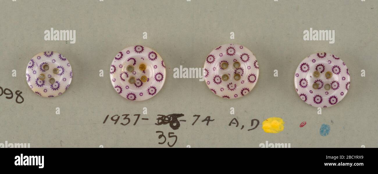 Lot De 28 Petits Boutons Vintage Violet Lumineux - Diamètre 1,2 Cm - Occasion - France