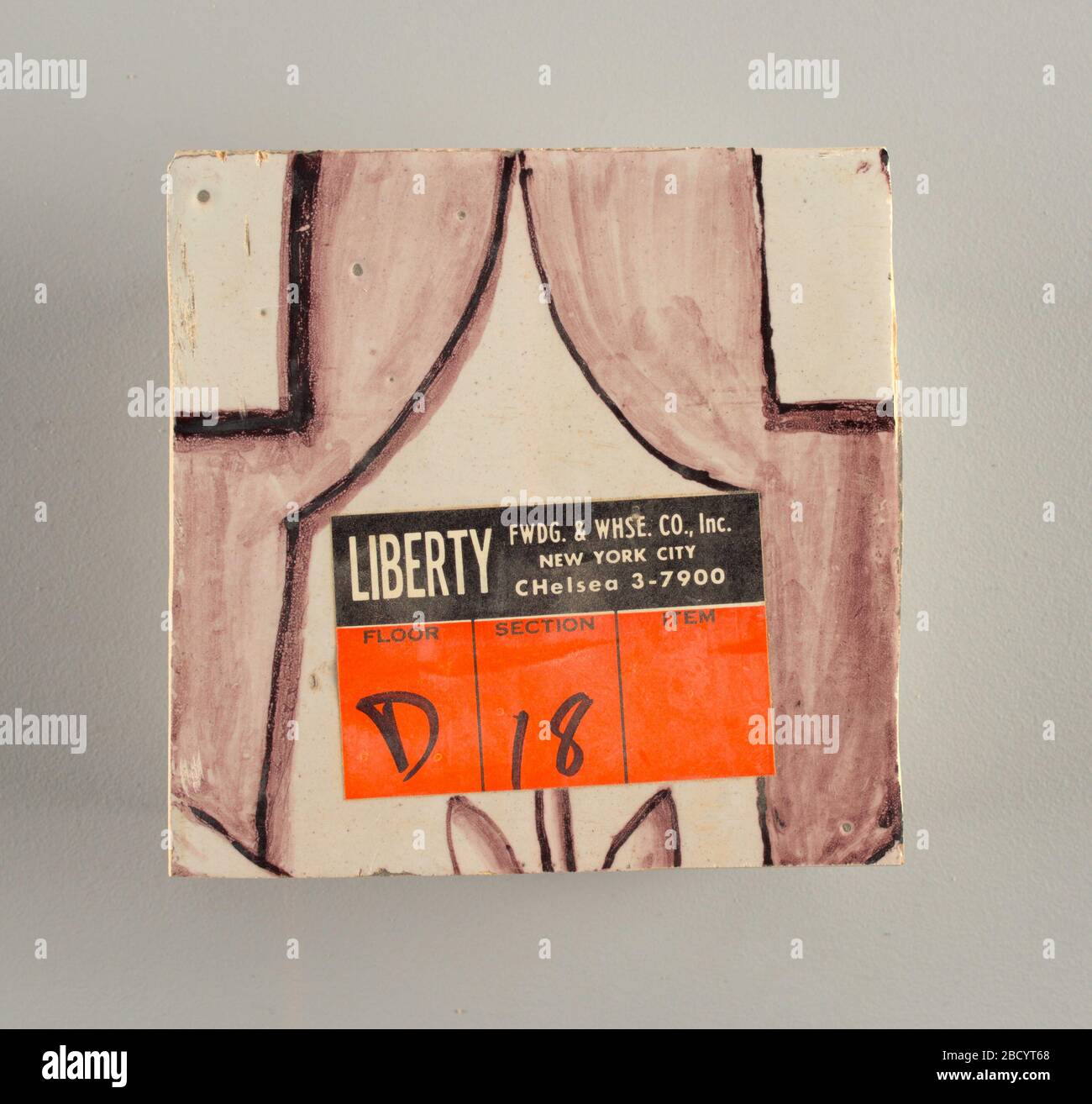 Face au mur. Recherche en ProgressRunning conception pour une frise ou un dado, composé de rouleaux de feuillage et de strapwork, et quatre motifs répétitifs - une femme assise dans un petit médaillon ovale vertical, un puto assis sur une base rocagée, et strapwork en forme axiale. Face au mur Banque D'Images