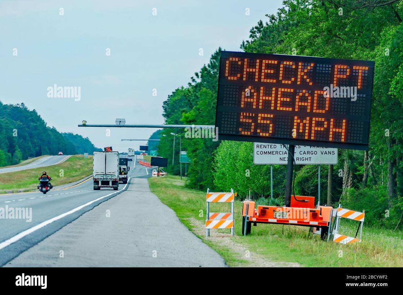 Un panneau électronique sur l'Interstate 10 East avertit les automobilistes d'un point de contrôle de police près de la ligne d'état de Floride pendant la pandémie COVID-19. Banque D'Images