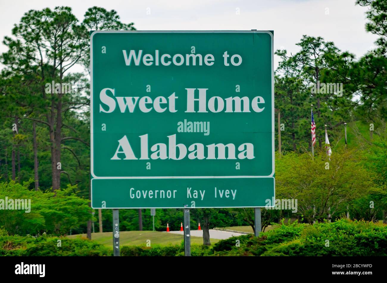 Un panneau accueille les visiteurs de l'Alabama, le 4 avril 2020, sur l'Interstate 10 West, près du Centre de bienvenue de l'Alabama à Robertsdale, Alabama. Banque D'Images