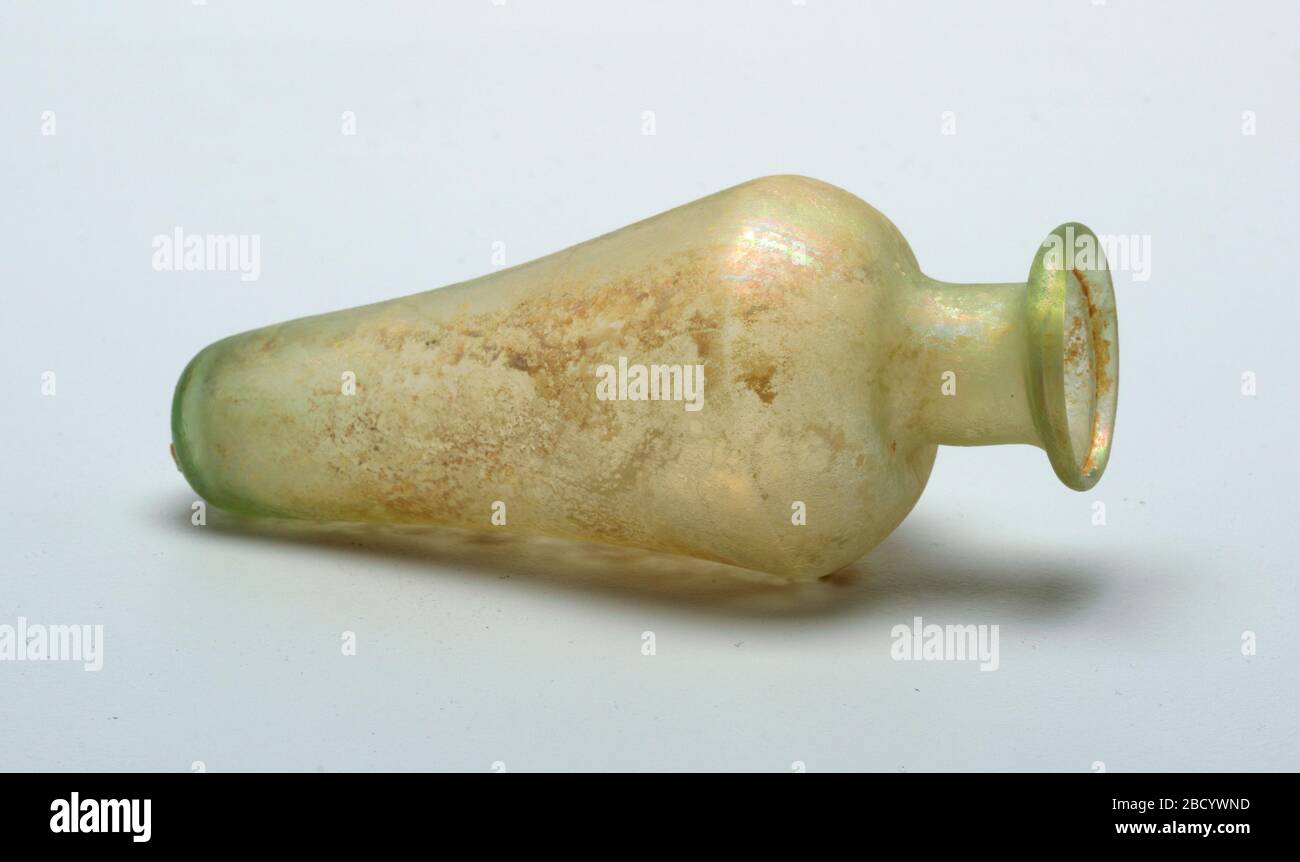 Bol. Recherche dans Progressfragment de glassA vert jaune) corps élongé détapant, vers fond arrondi. Le cou s'élève du corps et se termine par une lèvre arrondie irrégulière. Pontil [?] Mark on Bottom.B) support de médaille avec trois jambes incurvées. Bol Banque D'Images