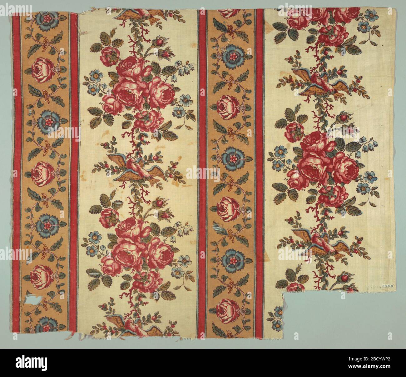 Fragment. Recherche dans le tissu blanc ProgressHeavy dans un design échelonné de larges rayures blanches avec arrangement perpendiculaire de fleurs et d'oiseaux encadrés par une bande plus étroite en brun clair séparé des deux côtés avec un bord rouge. Motifs fleuris trouvés dans une bande plus étroite. Fragment Banque D'Images