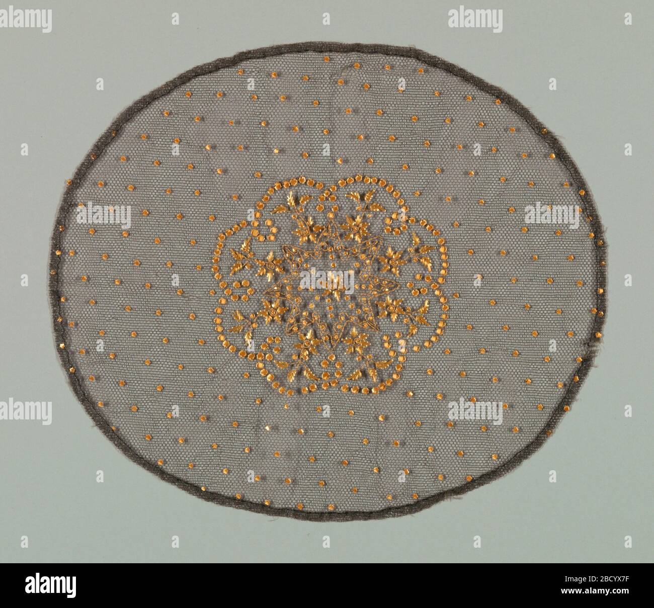 Calotte et bordure. Recherche sur la couronne ProgressRound CAP et les cravates en filet noir brodés de paille. Couronne jamais montée. Calotte et bordure Banque D'Images