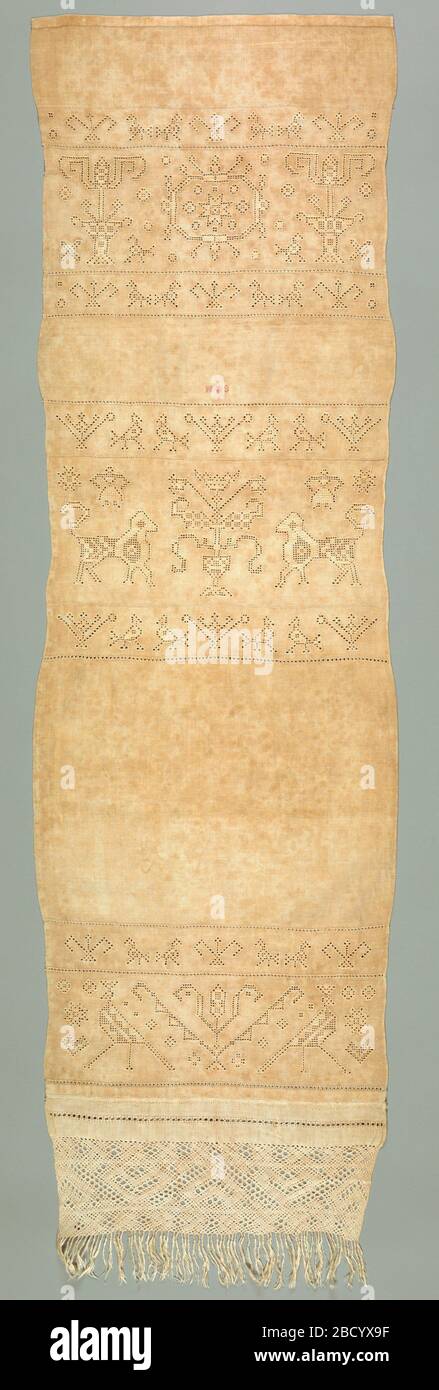 Serviette. Recherche en panneaux verticaux ProgressLong avec trois larges bandes de décoration symétrique dans le travail dessiné: Oiseaux, fleurs, étoiles dans les médaillons, vase fleuri et lions confrontés, des bandes de garde d'oiseaux et de fleurs. Serviette Banque D'Images