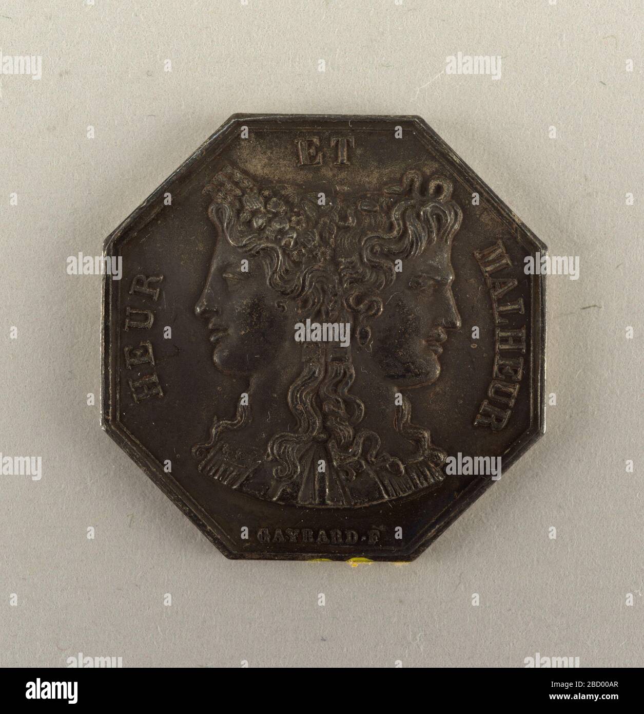 Heur et Malheur bonheur et Woe. Recherche sur le jeton de jeu ProgressOctagonal. Obverse montre le double buste du jeune Janus. Inscription: HEUR et MALHEUR (bonheur et malheur) / GAYRARD-F. L'inverse montre un chien et l'inscription: TOUJOURS FIDELE. Heur et Malheur bonheur et Woe Banque D'Images