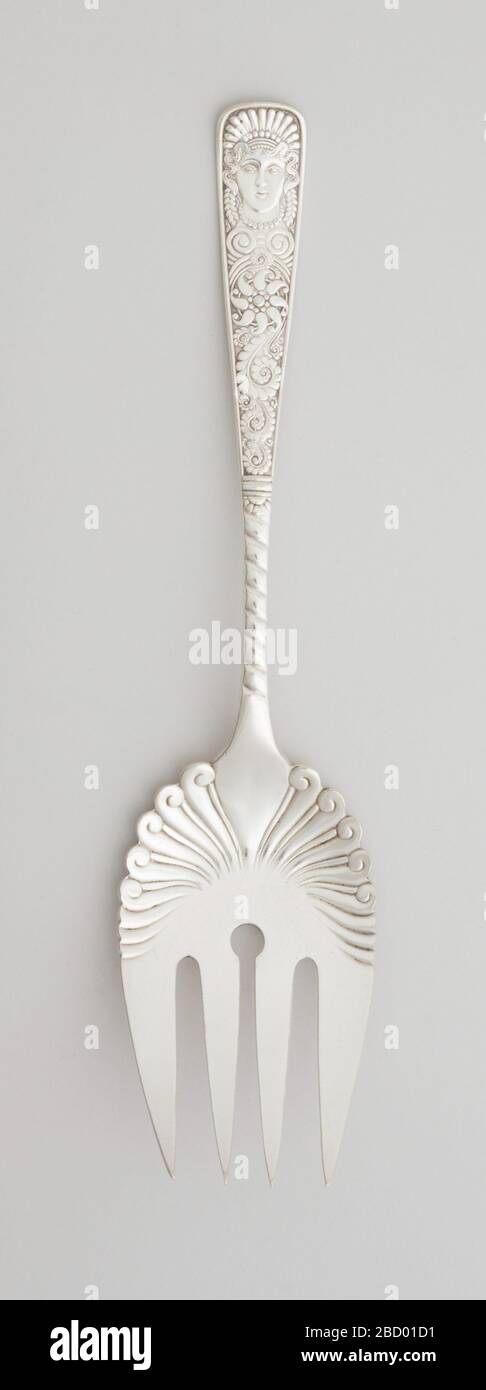 Tête assyrienne. Recherche dans ProgressDecorative portrait poignée couteau avec les détails tournés vers le bas à la lame sculptée avec un bord dentelé ornemental. Tête assyrienne Banque D'Images