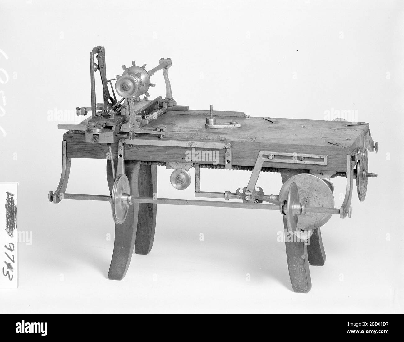 Modèle de brevet d'une machine de gravure avec pantographe. Ce modèle de brevet démontre une invention pour une machine à graver avec un pantographe; l'invention a reçu le brevet numéro 9743. La machine pour 'mezzotint ou autre gravure' se tenait sur une table et a été actionnée par manivelle et pédale. Le modèle est incomplet.actuellement, il n'est pas en vue modèle de brevet d'une machine de gravure avec pantographe Banque D'Images