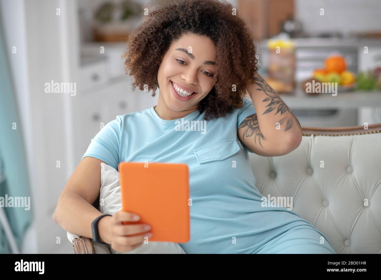 Belle jeune femme prenant un selfie sur un comprimé. Banque D'Images