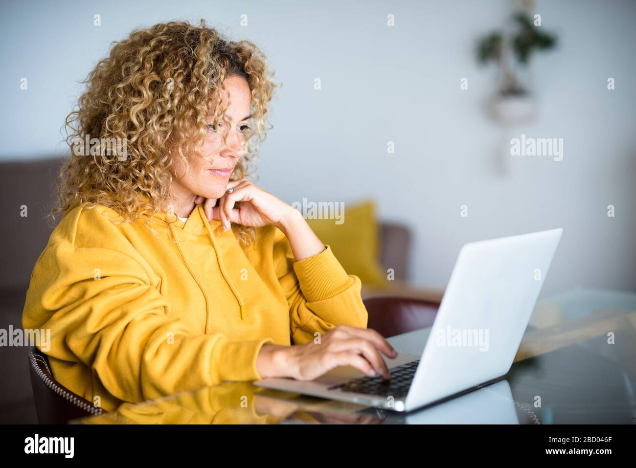 Travail intelligent à la maison pendant le concept d'urgence de quarantaine du coronavirus - technologie moderne style de vie des personnes avec un emploi en ligne numérique - femme avec ordinateur portable Banque D'Images