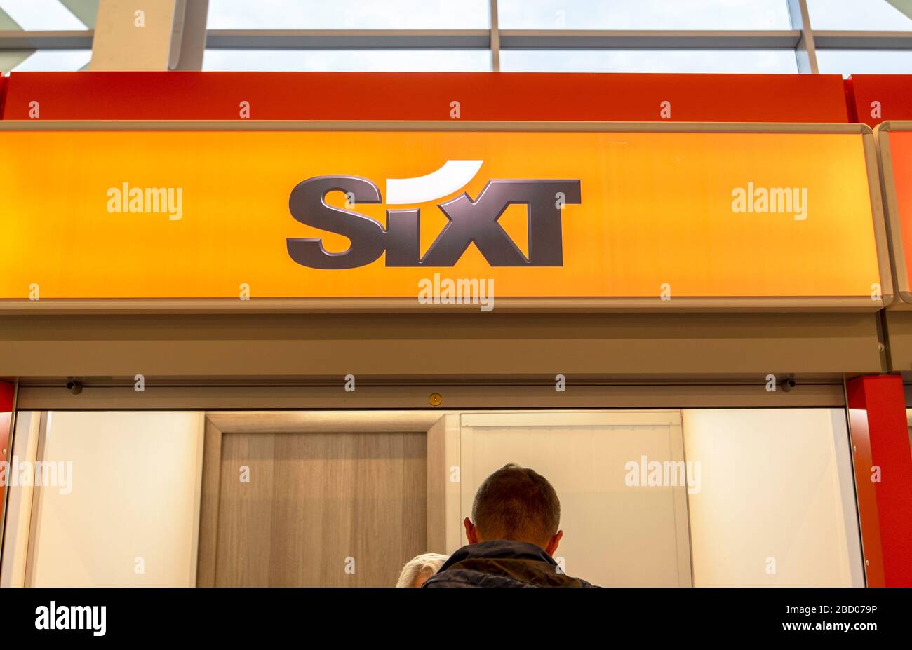 BERLIN - 15 avril: Sixt logo ou Sixt louer une voiture à Berlin le 15 avril. 2019 en Allemagne. Il s'agit d'une société multinationale de location de voitures Banque D'Images