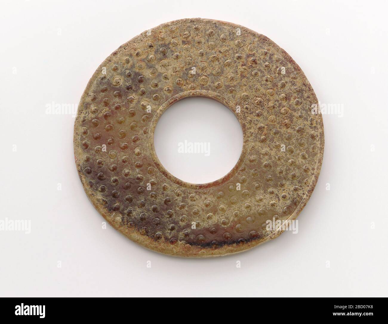 ; Chine; 475-221 B.C.E.; Jade; Diam x D: 10 x 0,5 cm (3 15/16 x 3/16 po); Don de la suspension de freer Charles Lang sous forme de disque bi avec boutons relevés Banque D'Images