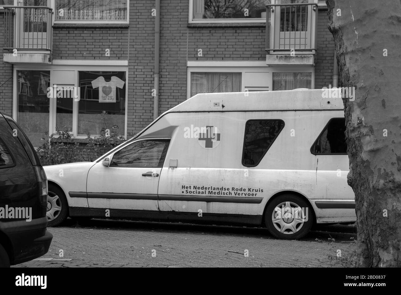 Croix-Rouge automobile à Amsterdam Pays-Bas 2020 en noir et blanc Banque D'Images