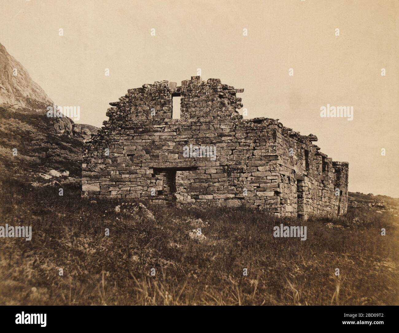 Régions arctiques No 24 une vue plus proche de l'Église avec une Portiondes ruines du mur et aussi une tour ronde à une courte distance de l'Église. Banque D'Images