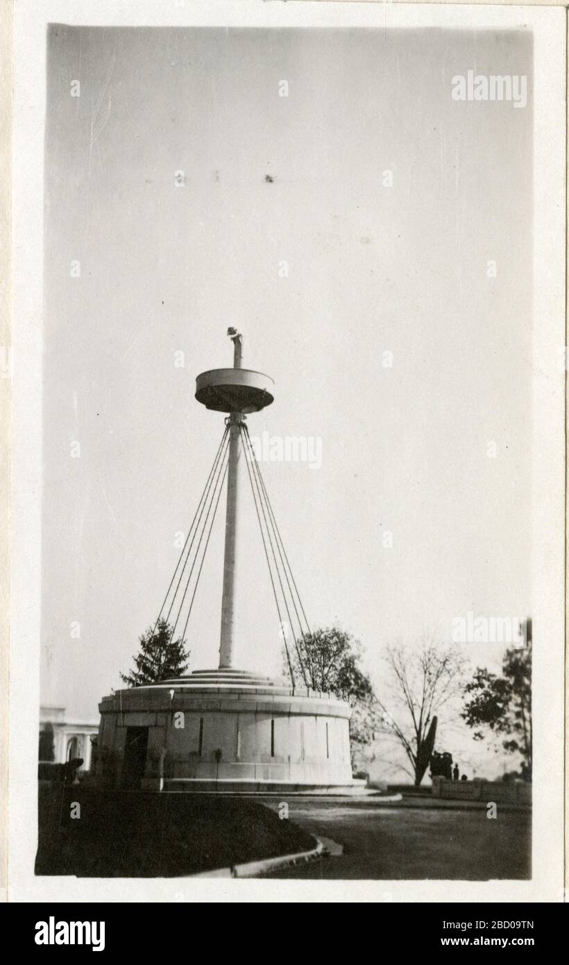USS Maine Mast Memorial. Situé aux archives de l'établissement Arlington Naitonal CemeeterySmithsonian, Record Unit 7355, Martin A. Gruber Photothèque, image No. SIA2010-2007 Smithsonian institution Archives, Capital Gallery, Suite 3000, MRC 507; 600 Maryland Avenue, SW; Washington, DC 20024-2520 USS Maine Mast Memorial Banque D'Images