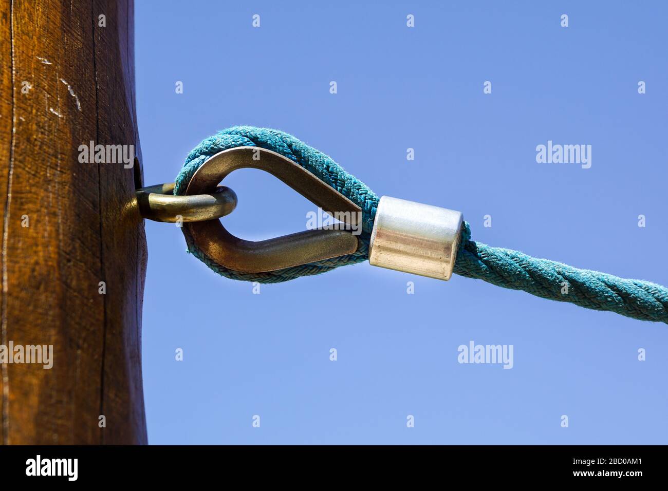 la manille rouillée relie l'élingue et le nœud attaché à la corde Banque D'Images