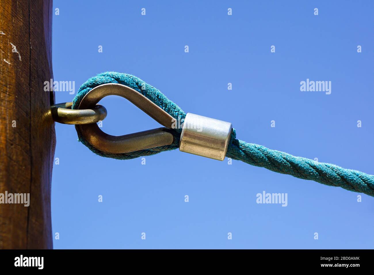 la manille rouillée relie l'élingue et le nœud attaché à la corde Banque D'Images