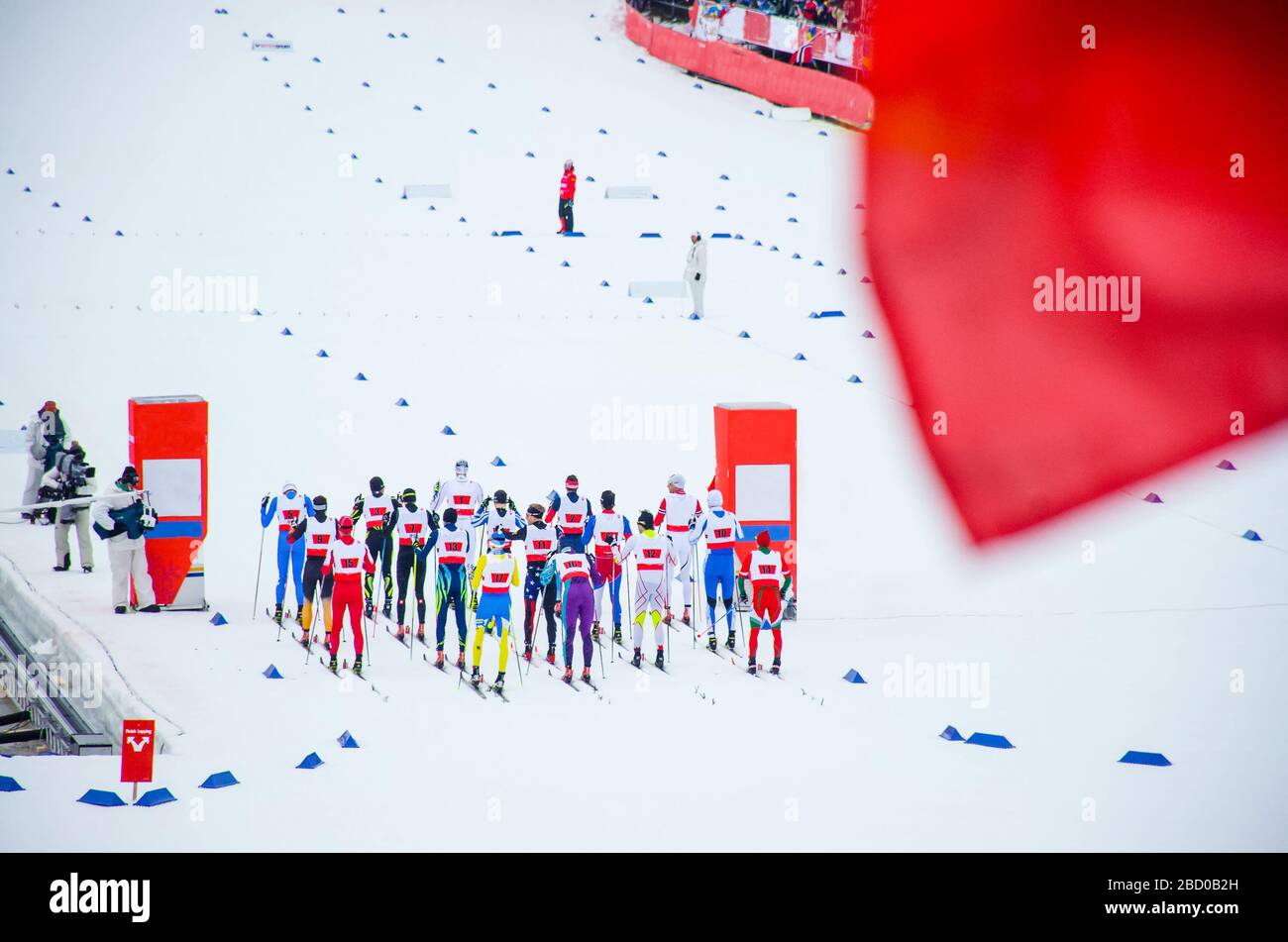 Les compétitions de ski nordique. Les athlètes debout sur le lancer avant la course Banque D'Images