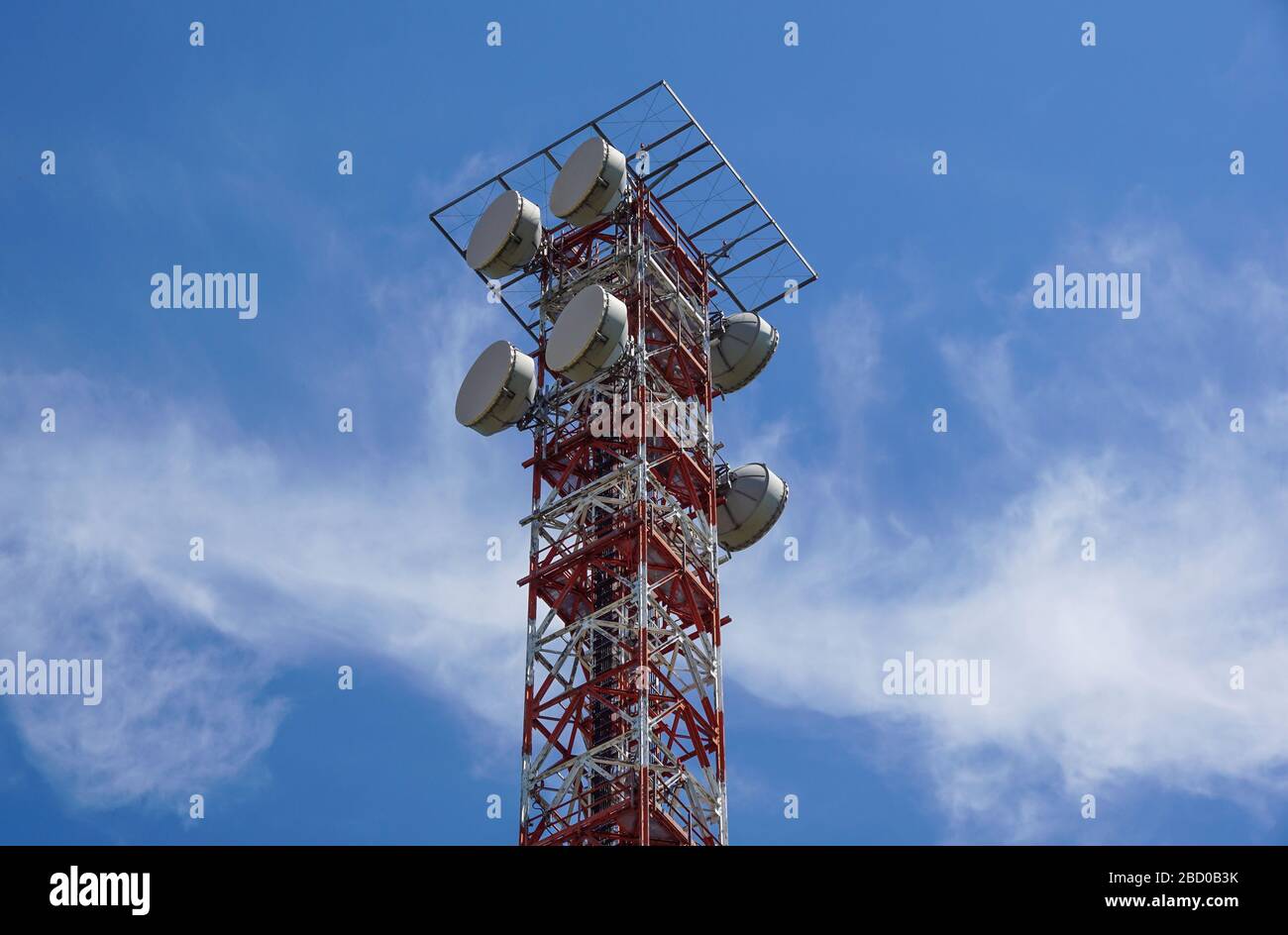 Tour de télécommunication à la lumière du soleil. Permet de transmettre des signaux de télévision. Banque D'Images