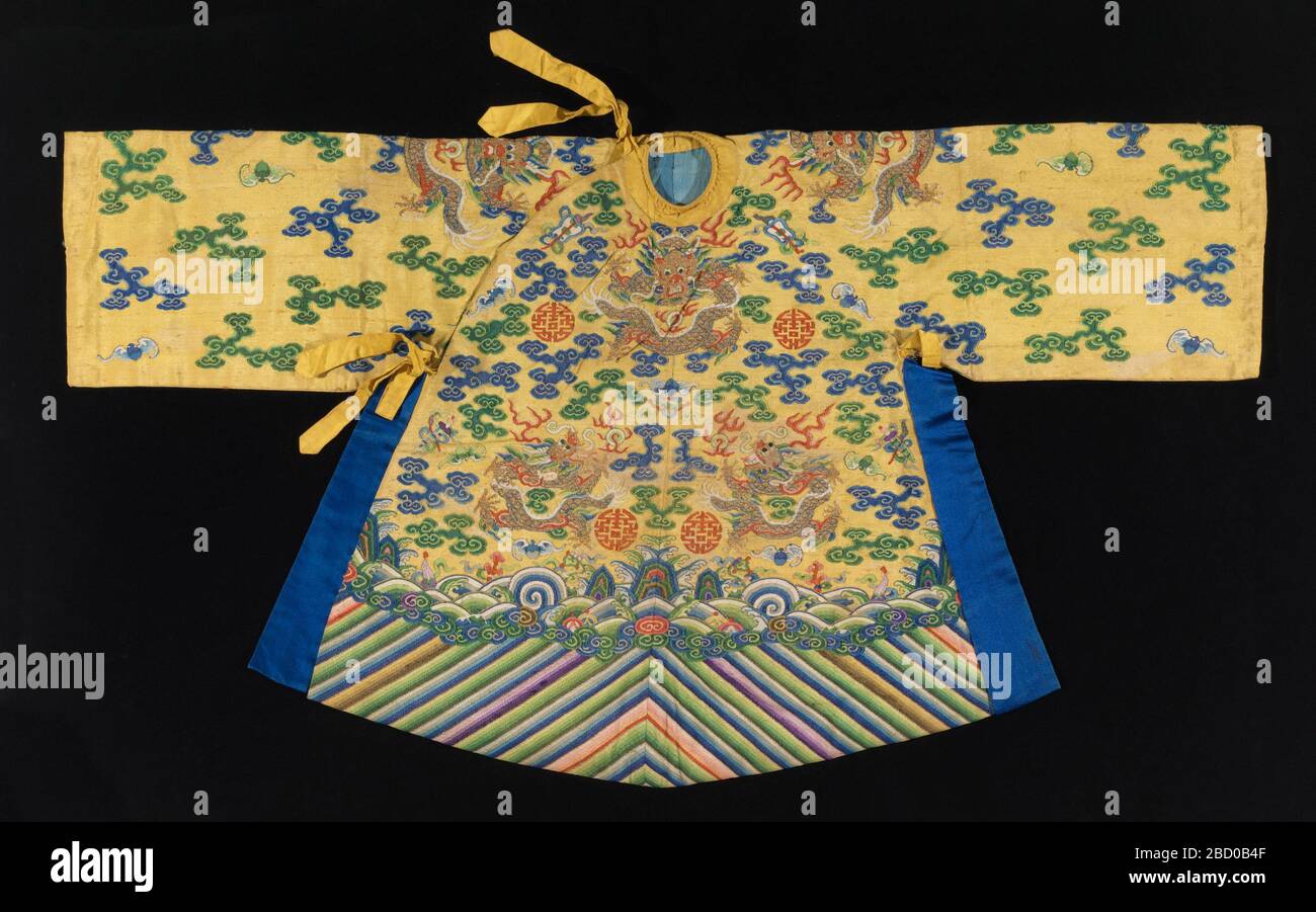 Peignoir pour une statue. Recherche en ProgressSmall robe, peut-être pour une statue, avec une minuscule encolure arrondie et une fermeture asymétrique, avec des cravates en soie jaune au cou et sur le côté; les ouvertures latérales sont bordées de soie bleu vif. Peignoir pour une statue Banque D'Images