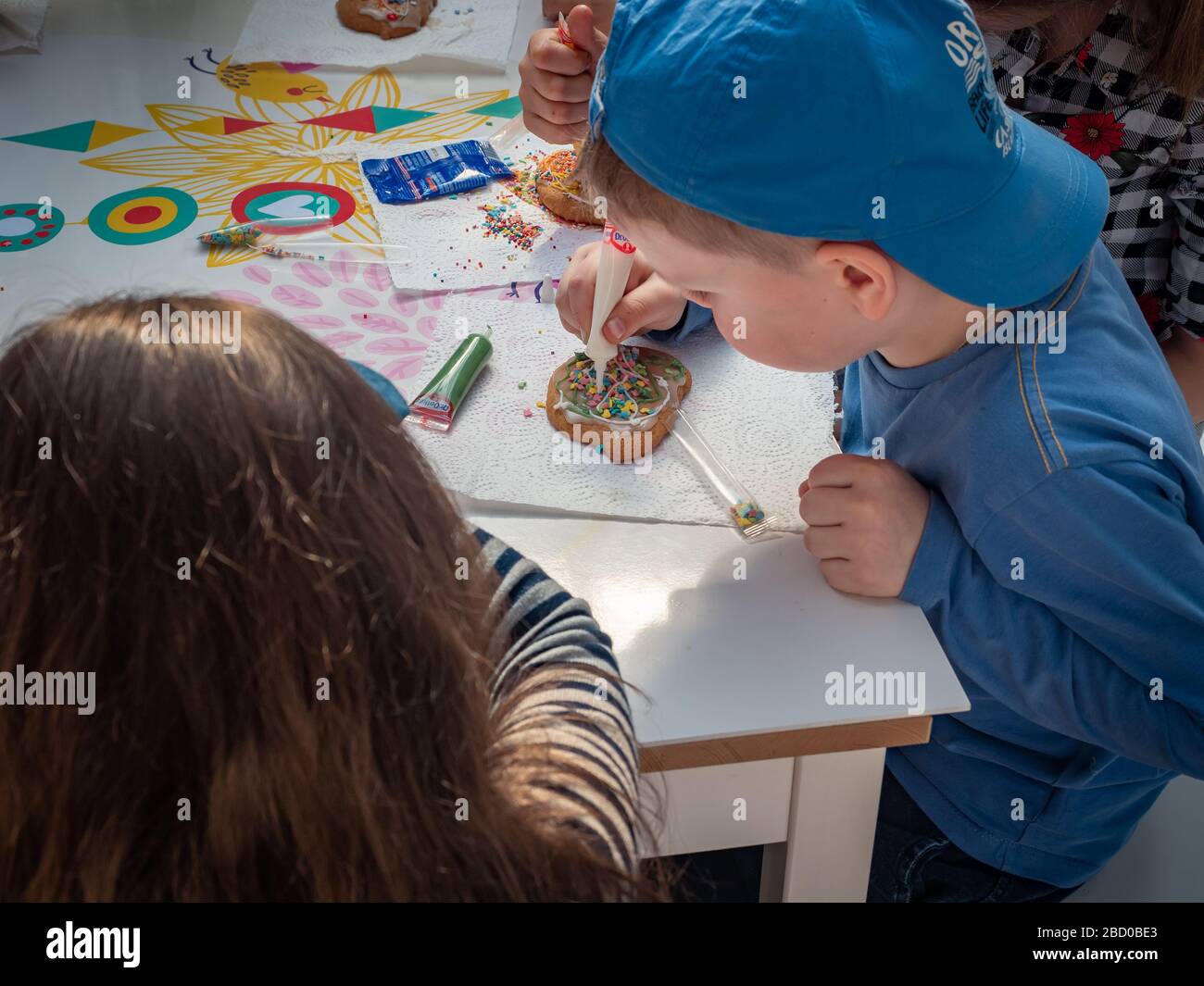 Russie, Moscou, 26 avril 2019 : Master class sur la place Manezhnaya pour les enfants à Pâques. Enfants d'âge préscolaire à un cours de maître sur pain d'épice Banque D'Images