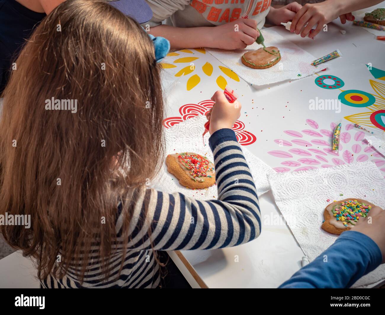 Russie, Moscou, 26 avril 2019 : Master class sur la place Manezhnaya pour les enfants à Pâques. Enfants d'âge préscolaire à un cours de maître sur pain d'épice Banque D'Images