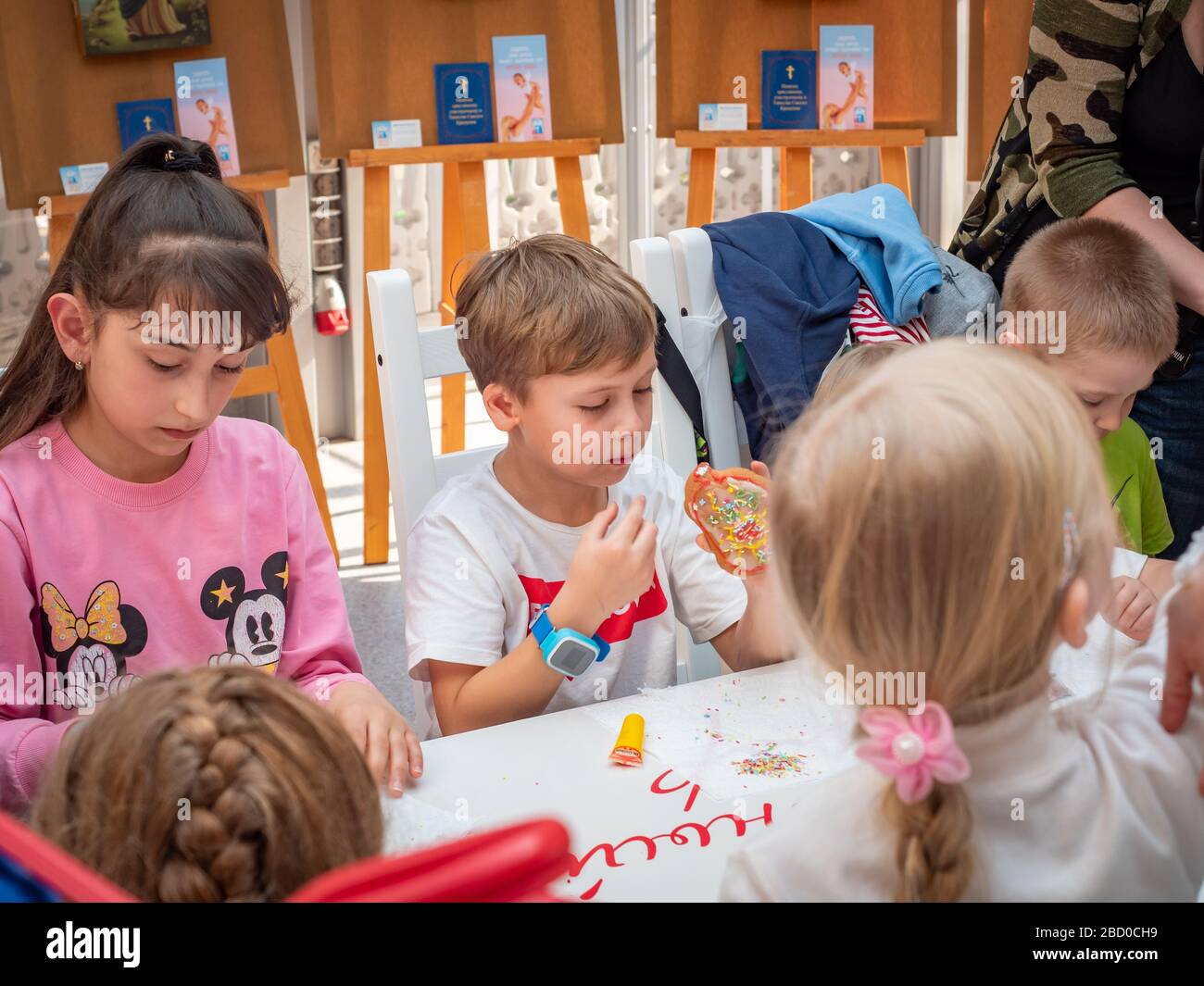 Russie, Moscou, 26 avril 2019 : Master class sur la place Manezhnaya pour les enfants à Pâques. Enfants d'âge préscolaire à un cours de maître sur pain d'épice Banque D'Images