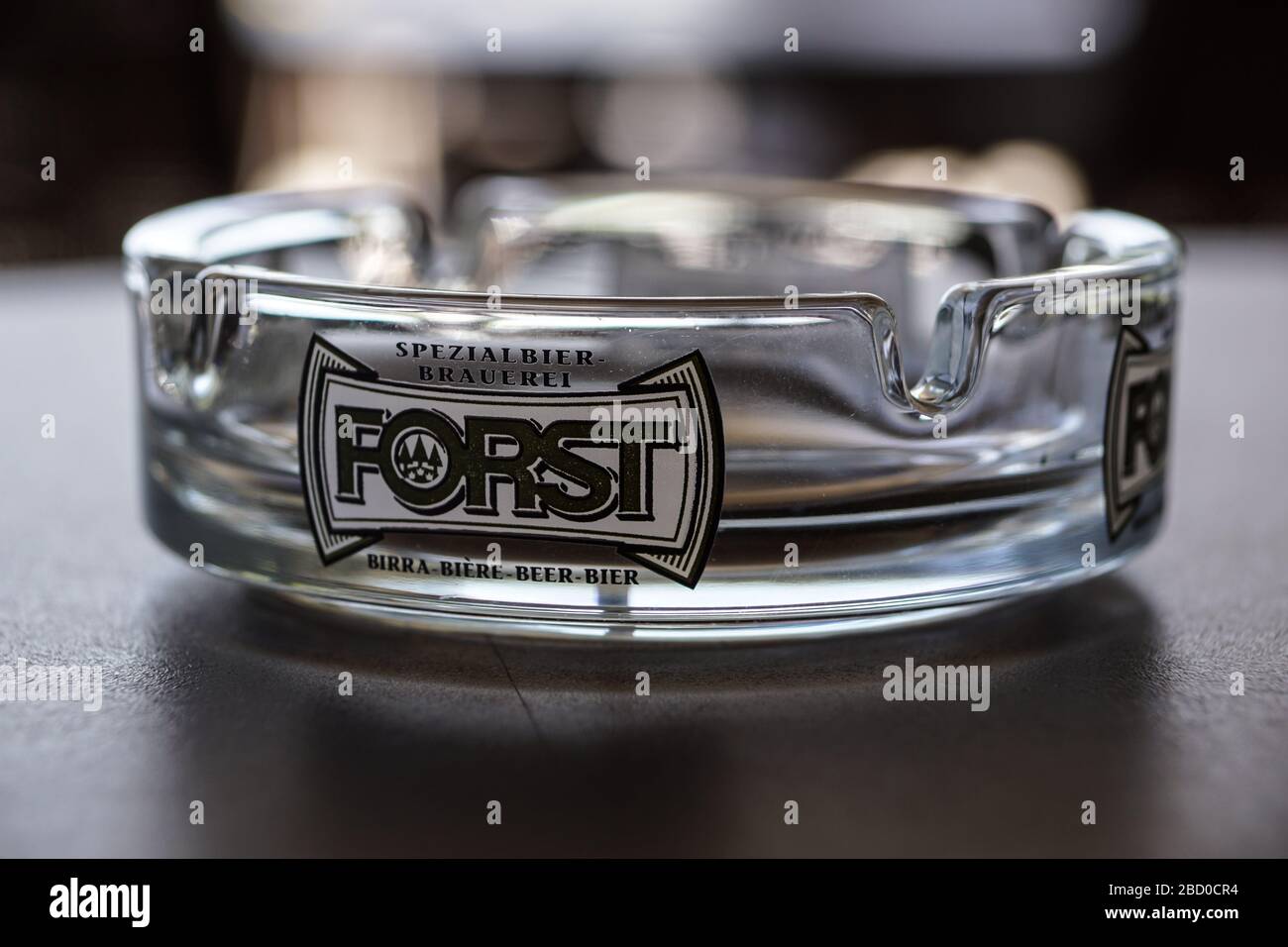 Italie , 25 juillet 2019 : cendrier vide de la célèbre industrie de la bière Forst. Alcool et tabagisme Banque D'Images