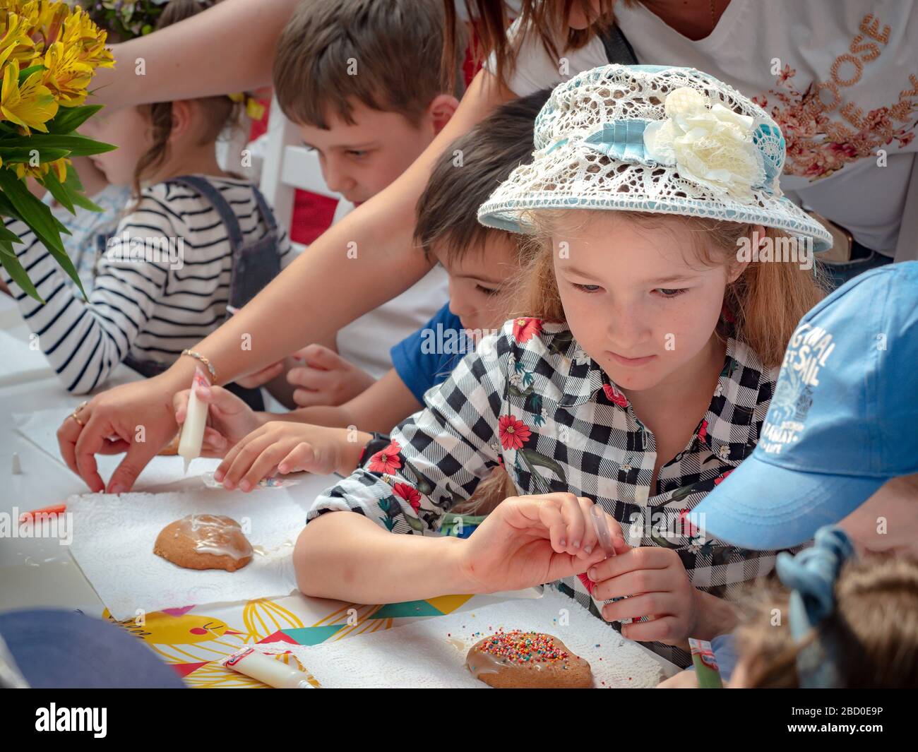 Russie, Moscou, 26 avril 2019 : Master class sur la place Manezhnaya pour les enfants à Pâques. Enfants d'âge préscolaire à un cours de maître sur pain d'épice Banque D'Images