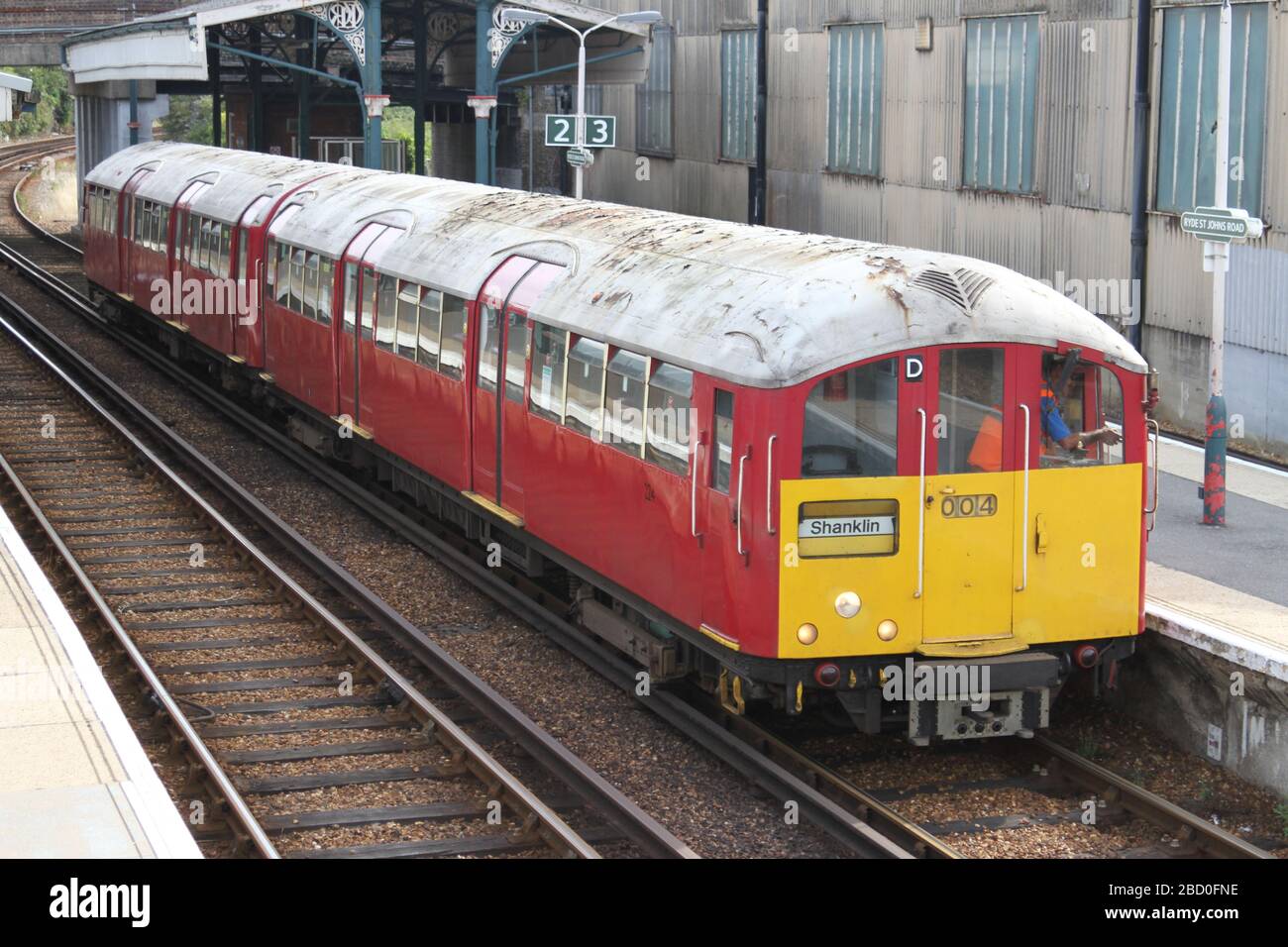 Métro EX London Classe 483 No. 004 train électrique à unités multiples à la gare Ryde St. Johns Road le 28 juillet 2015 Banque D'Images