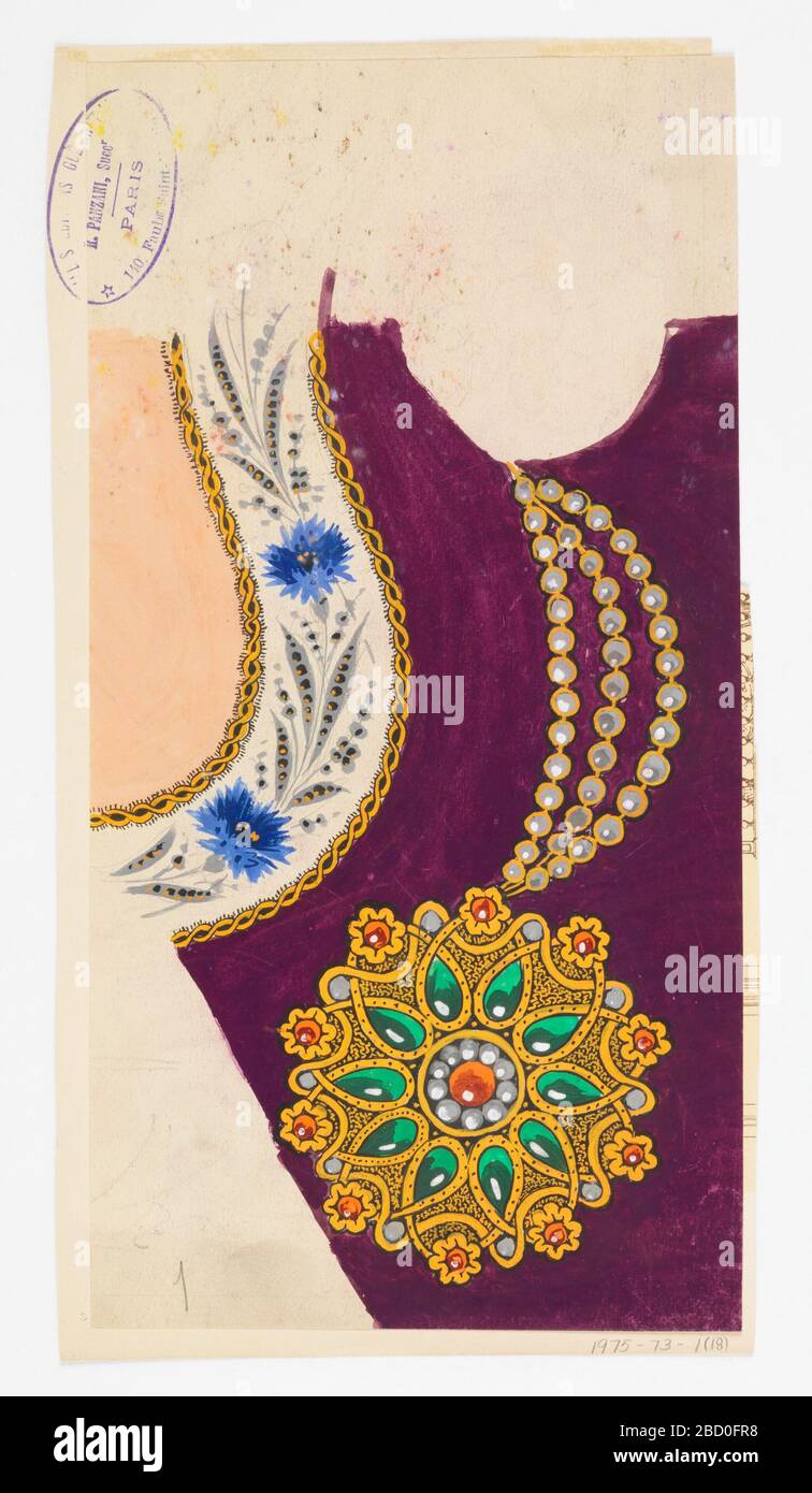 Dessin. Recherche en conception ProgressPartial. Cordes de perles avec large pendentif en or fleuri avec perles, émeraude et rubis. Bande incurvée gauche encadrée par des chaînes d'or et remplie de fleurs bleues et de feuilles grises sur un sol blanc. Dessin Banque D'Images