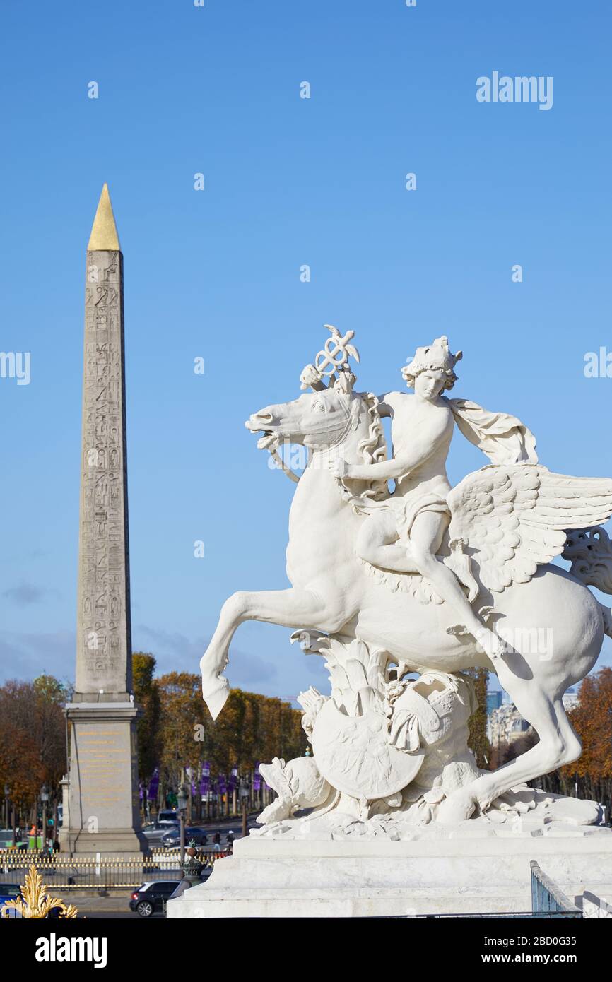 Place de la Concorde obélisque et statue blanche avec hippogriphe lors d'une journée ensoleillée d'automne à Paris Banque D'Images