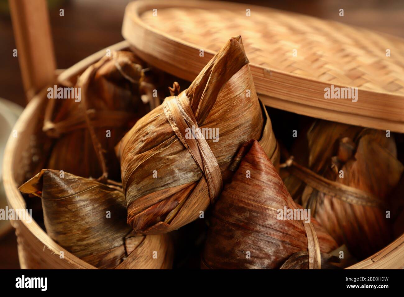 Zongzi. Boulettes de riz glutineux chinoises cuites à la vapeur dans un emballage de feuilles de bambou Banque D'Images