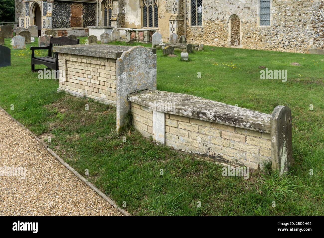 Mémorial, en brique et pierre et façonné comme un cercueil, dans le cimetière de St Jean-Baptiste, Snape, Suffolk, Royaume-Uni Banque D'Images