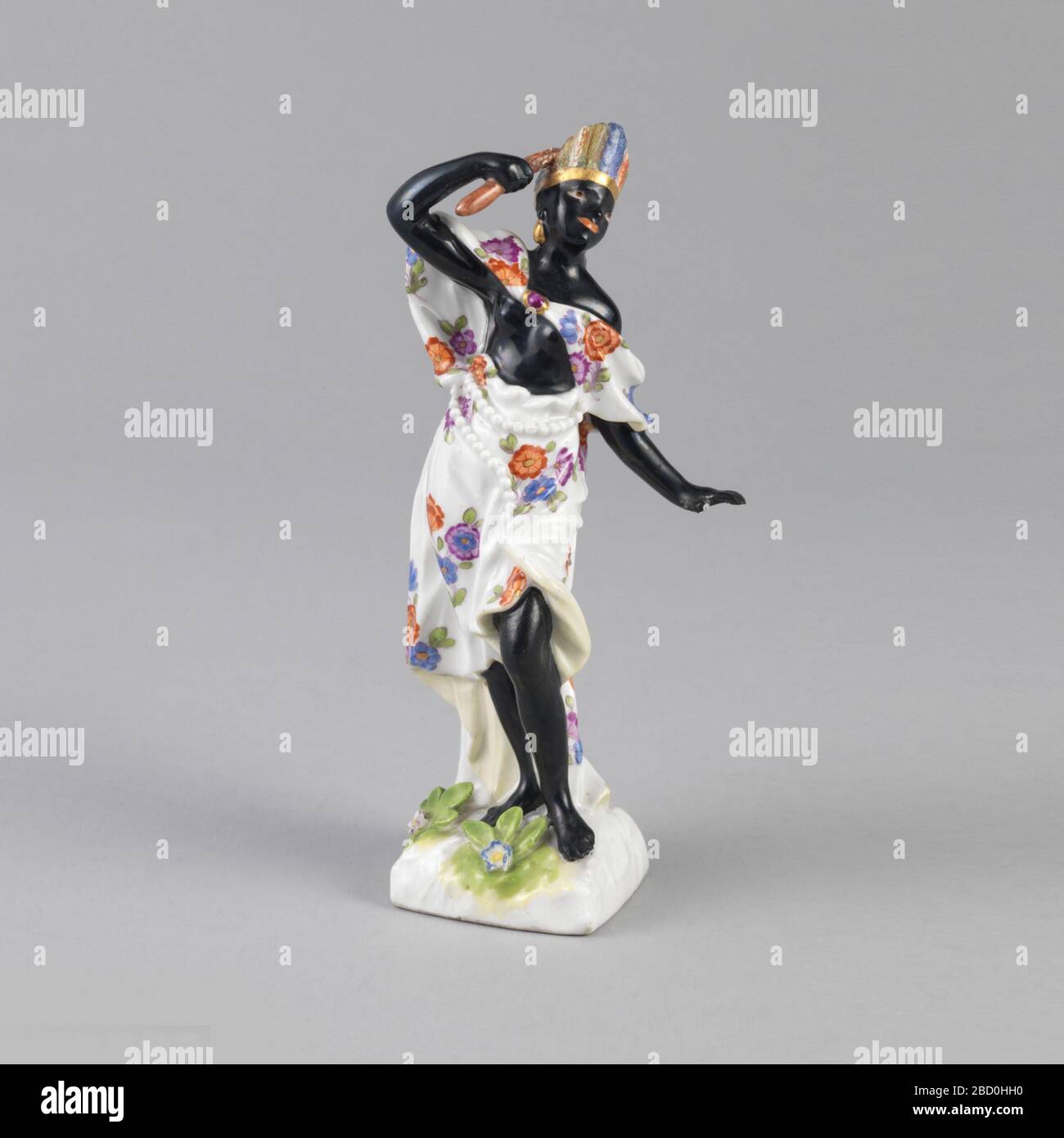 Figure allégorique de l'Amérique. Recherche sur la figure féminine ProgressStanding, noire, portant une jupe à fleurs et cape et plume headdress, tenant un bâton. Figure allégorique de l'Amérique Banque D'Images