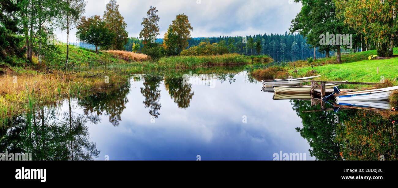 Paisible panorama d'automne sur un lac en Suède Banque D'Images