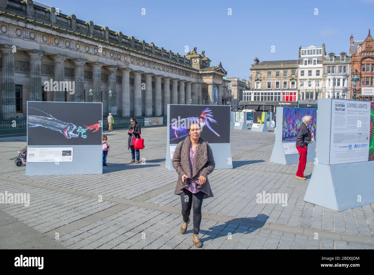 Edinburgh / Scotland / UK - 04/20/2014: Vue de la Scottish National Gallery ou National Gallery of Scotland, le bâtiment néoclassique, les gens inter Banque D'Images