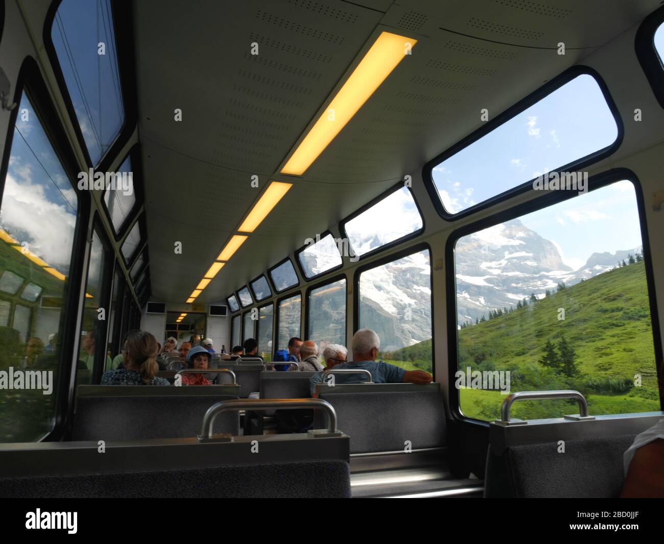 A l'intérieur d'une voiture Panorama sur la Wengeneralpbahn entre Grindelwald et Kleine Scheidegg, Oberland bernois, Suisse. Banque D'Images