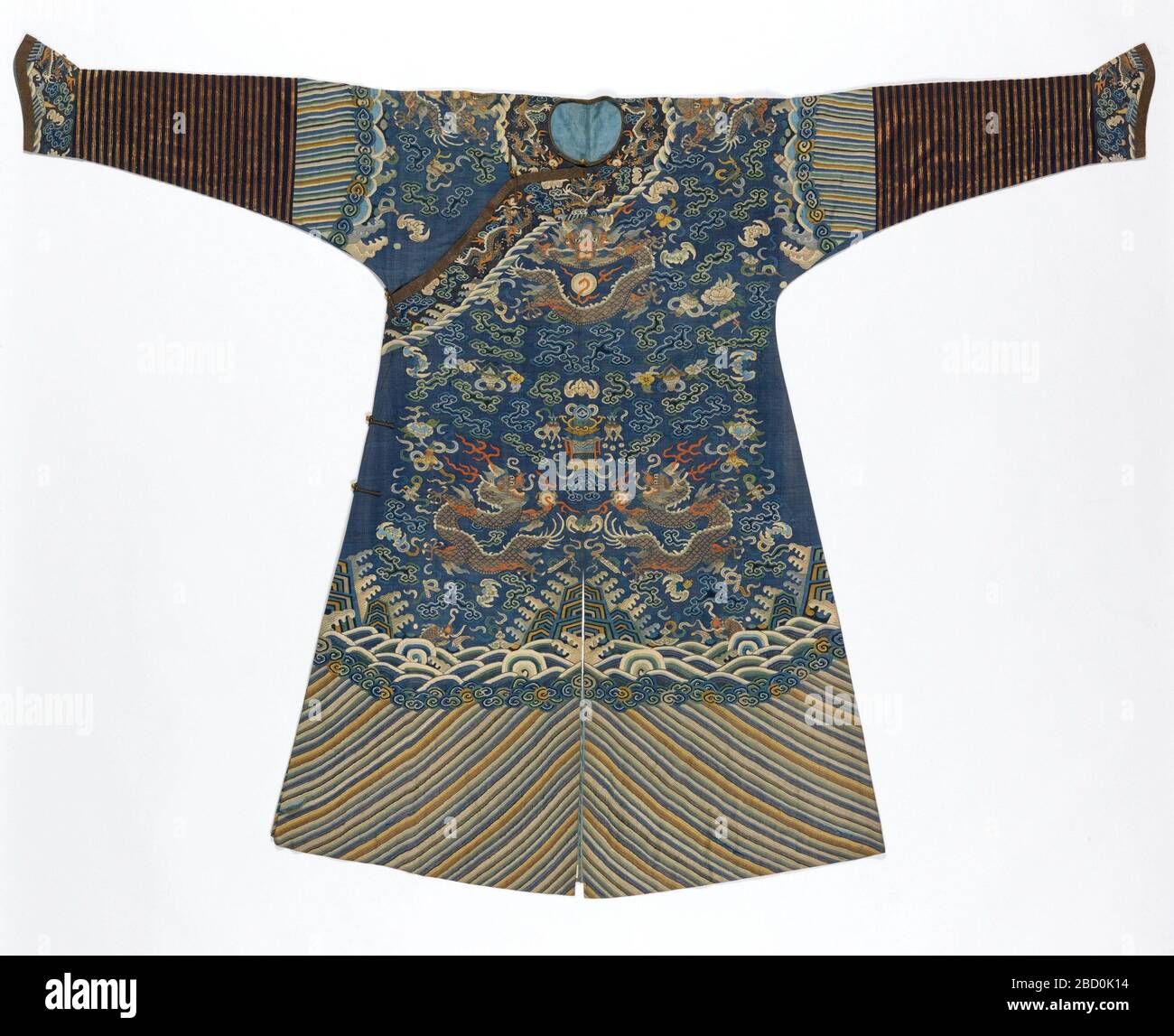 Peignoir. Recherche en ProgressRobe avec encolure arrondie, fermeture diagonale sur l'épaule droite, fentes au centre de l'ourlet avant et arrière, et manchettes à manches en forme de fer à cheval.peignoir à douze symboles avec sol ultramarin avec bordure en vague profonde de rayures diagonales, nuages, dragons dorés et beaucoup d'autres Robe Banque D'Images