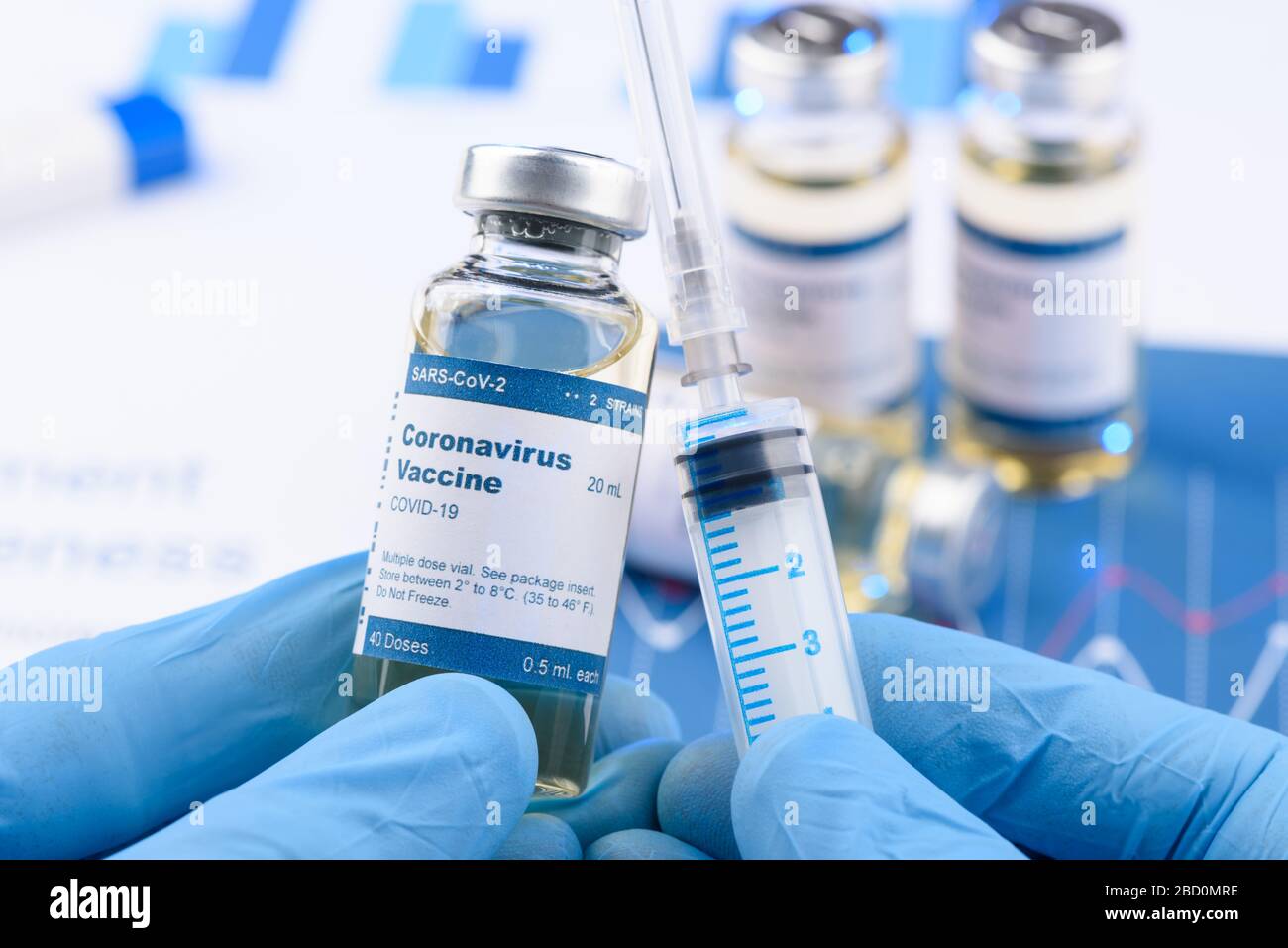 Coronavirus COVID-19 flacon de vaccin et seringue d'injection dans le concept de mains scientifiques. Recherche pour un nouveau médicament de vaccination contre le virus corona. Banque D'Images