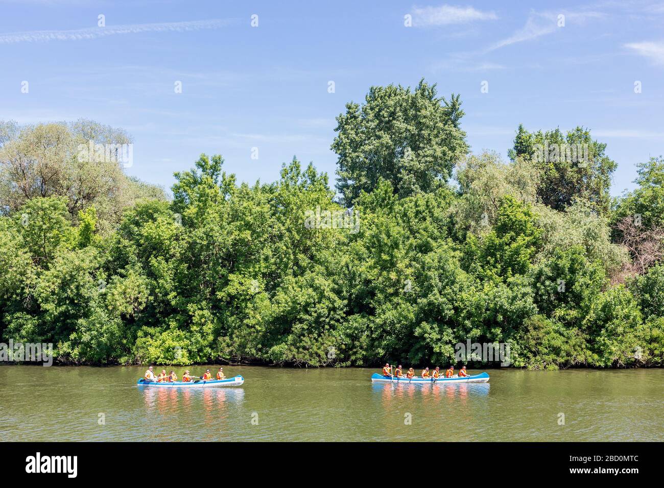 Tokaj, Hongrie - 12 mai 2018 : groupe de jeunes en canoë sur la rivière Tisza Banque D'Images