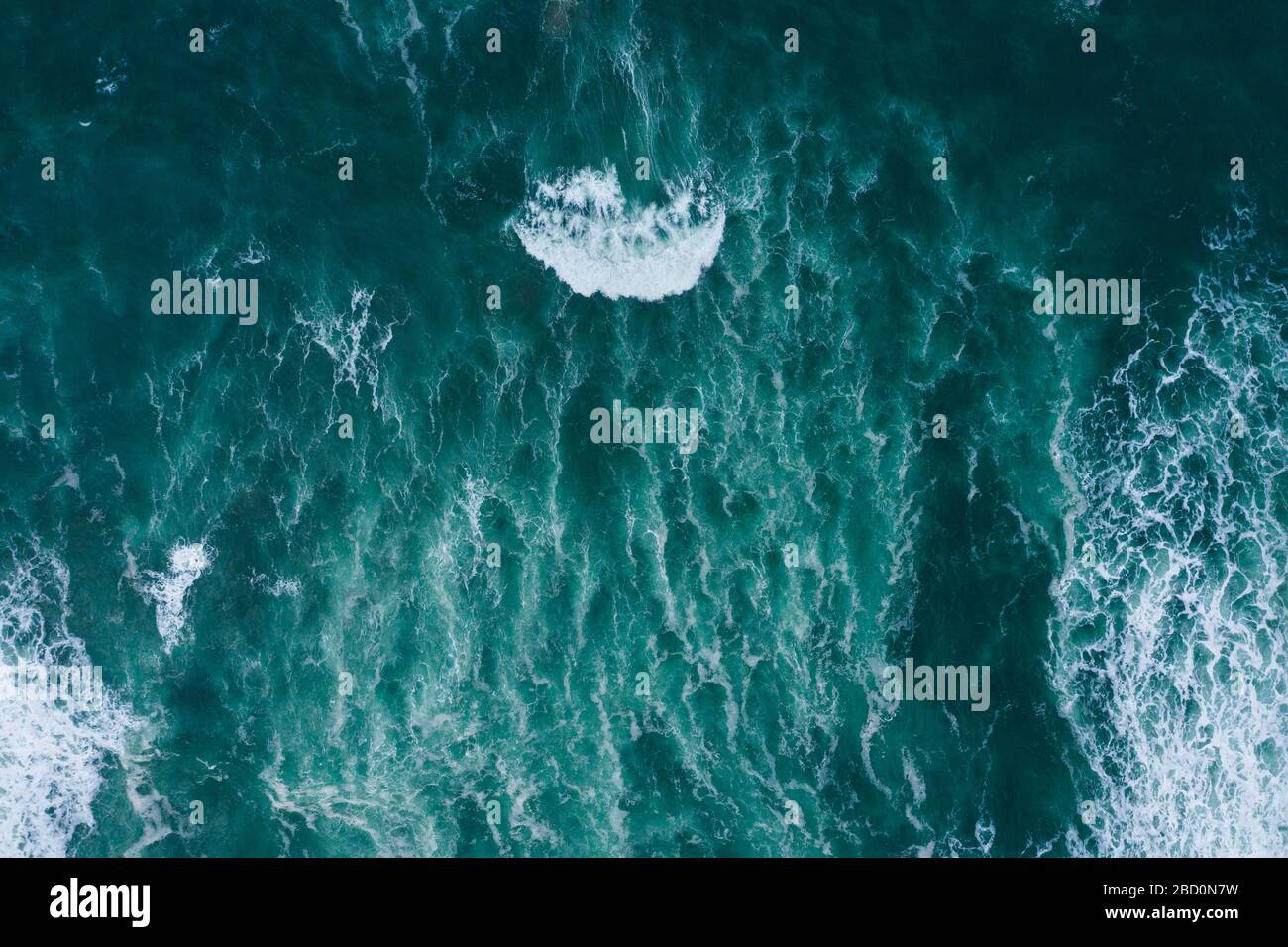 Émeraude foamy vagues de l'océan vue aérienne drone dessus Banque D'Images