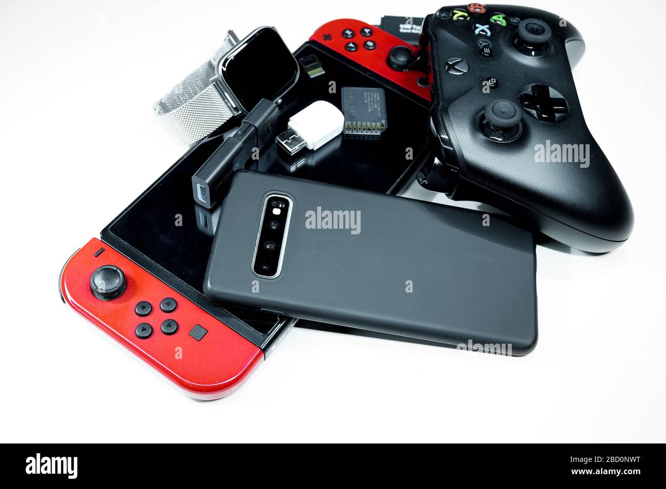 Pile d'appareils haute technologie, console de jeu, contrôleur xbox, smartphone, addiction Banque D'Images