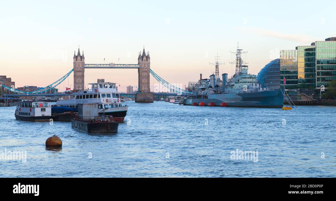 Londres, Royaume-Uni - 25 avril 2019 : Tamise. Vue sur le centre de Londres avec Tower Bridge le soir Banque D'Images