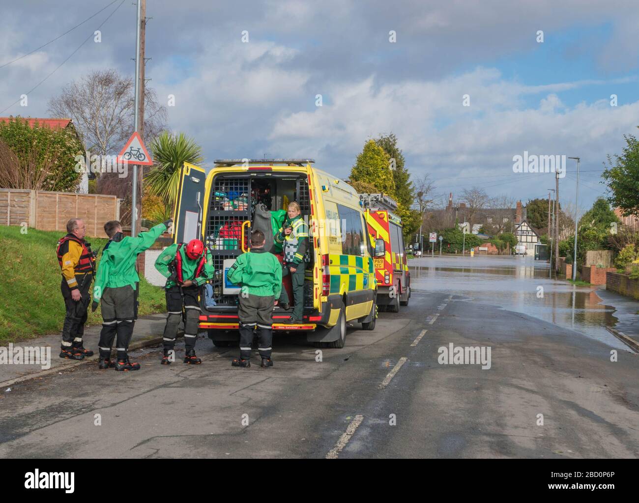 Services d'urgence se préparant à entrer dans les eaux d'inondation sur la route Hinton Hereford Herefordshire Royaume-Uni. Février 2020. Banque D'Images