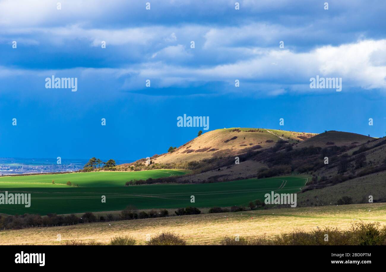 Avant la tempête, le soleil se met en lumière sur la pointe du phare d'Iringhoe Chiltern Hills dans Buckinghamshire, dans l'est de l'Angleterre Banque D'Images