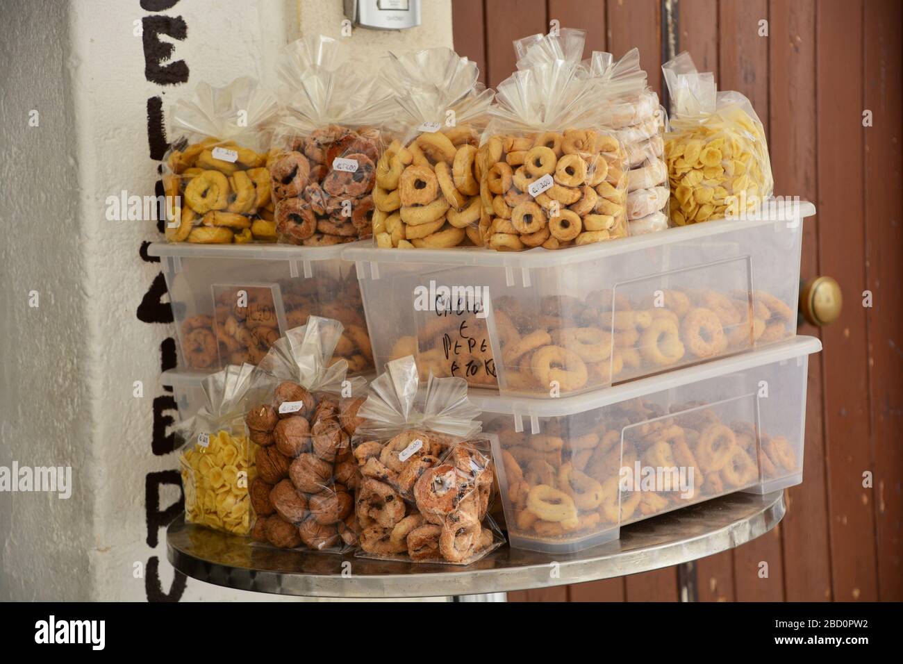 Bari, Italie-avril 2019: Sacs de Gfit et boîtes de stockage remplis de spécialités locales: Taralli qui sont des collations sucrées ou salées Banque D'Images